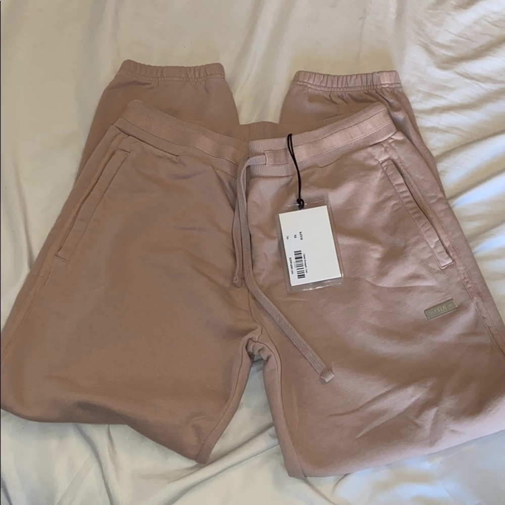 BNWT KITH Chelsea sweatpant in Goat. Med